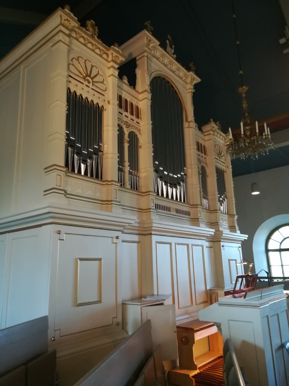 Valkoiset kultakoristeiset Liperin kirkon urut vuodelta 1879, peruskorjattu viimeksi vuonna 2014.
